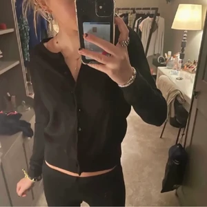 Svart kofta H&M storlek M - Superfin svart kofta från H&M som är slutsåld just nu!! Koftan är i superfint skick och är andvänd väldigt få gånger. Den är i storlek S och är väldigt lätt att matcha!! Jag säljer den för 60kr +frakt, skriv privat för frågor och vid intresse!❤️