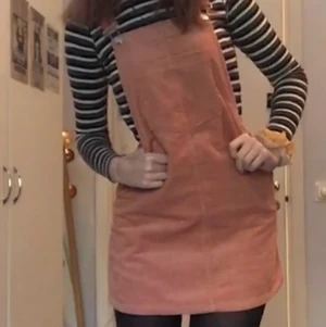 rosa klänning byxdress - jättesöt rosa klänning i manchester tyg. färgen e lite annorlunda på bilderna den är ljus rosa irl med beige ton. använd 1 gång. lappen fortf kvar! 