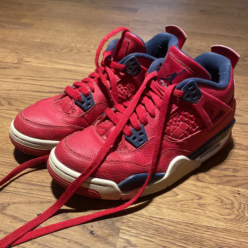 Äkta Jordans inköpta i NYC, använt skick men ändå fina, osäker på modell men liknar Jordans flight club (röda, vita och blåa). Köparen står för frakt. Skicka ett DM vid intresse av köp eller frågor. Skor.