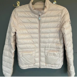 Moncler jacka  - Säljer min äkta moncler dunjacka i storlek 152 som motsvarar xxs/xs, använd fåtal gånger