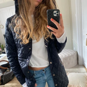 Massimo dutti kappa  - Marinblå massimo dutti jacka med luva som gör den både cool och elegant. En perfekt jacka som passar alla och kan användas både under hösten och våren! 💕💕