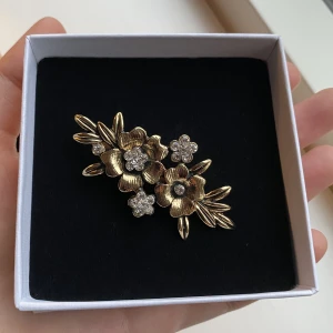 Hårspänne blommig - Jättefint hårspänne i metall. Helt utan slitage. 