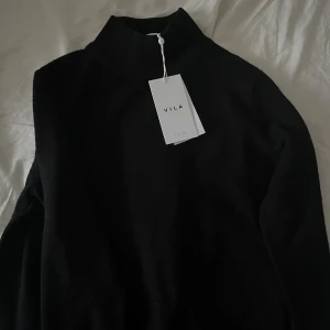 Polo tröja  - Helt oanvänd polo tröja med prislap kvar. Den har inte kommit till användning då den inte riktigt passar min smak och nu är försent att lämna tillbaka. Super snygg och skön nu till vintern och även våren. Nypris 400kr säljer för 150kr + frakt ❤️