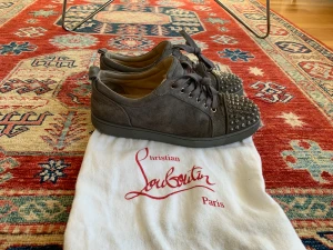 Christian Louboutin Junior Spikes - Modellen går inte att få tag på och är extremt eftertraktad. Medföljer Dustbag till båda skorna och nya snören till ett par. Köpta i Barcelona på CL egen butik.  Storlek: 44   Passar 43,44  