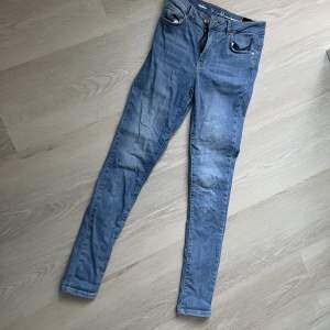 Högmidjade ljusblå jeans från Bikbok strl. S. Med stretch. I nyskick!  Samfraktar gärna! Kolla in mina andra annonser om det finns något av intresse! 