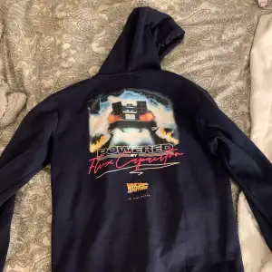 Säljer denna back to the future hoodien som inte säljs längre 💕