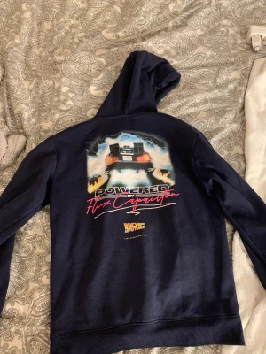 Hoodie - Säljer denna back to the future hoodien som inte säljs längre 💕