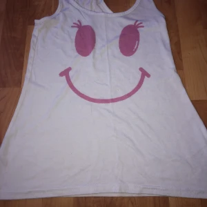 Pyjamas  - En vit pyjamas med en rosa smile på kort armad och skön .