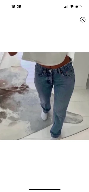 Mid waist zara jeans  - Mörk blå färg på jeansen från zara, mid Rise modellen. Säljer då jag tröttnat på min garderob. Storlek 36. 