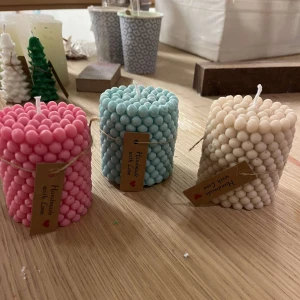Doft ljus - Hej!   Vi är ett uf företag som gör doftljus av återvunnet stearin. Om ni är sugna på att köpa ljus av oss är det bara att höra av er till oss här eller på instagram @relighting_uf. De större ljusen kostar 59kr och de mindre 29kr  Mvh ReLighting UF