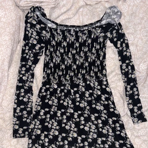 Sommarklänning med prästkragar - En jättefin och somrig klänning från Ginatricot med massor av prästkragar på, perfekt till en sommarkväll! Den sitter väldigt mjuk och skönt på kroppen, och har resor upptill vilket gör hela klänningen väldigt stretchig och passar de flesta kropparna✨🌼