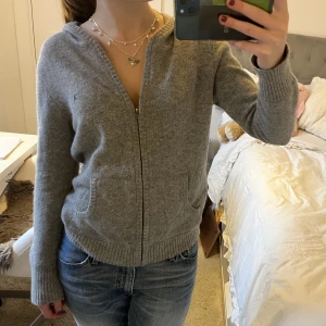 Zip up hoodie! - Säljer denna stickade zip up hoodie i super fint skick! ❤️