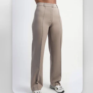 Beiga kostymbyxor  - Ett par beiga kostymbyxor från Madlady, byxorna är inte använda så mycket då dom omh ekonmin till användning och  ser helt oanvända ut då jag använda dom Max 5 gången, byxorna är i m längd 30. Nypris: 599kr  Jag kommer sälja dessa för 300kr