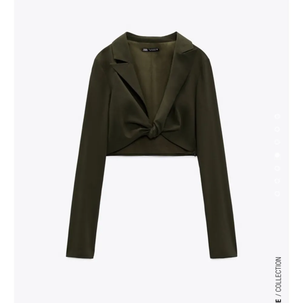 Crop top från Zara i storlek S❣️ aldrig använt, prislappen är fortfarande på💓Färg: Khaki. Toppar.