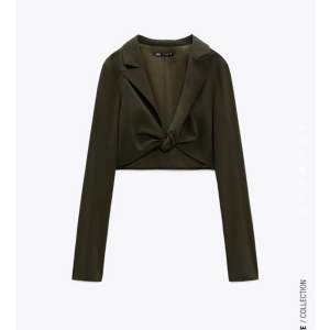Crop top från Zara i storlek S❣️ aldrig använt, prislappen är fortfarande på💓Färg: Khaki
