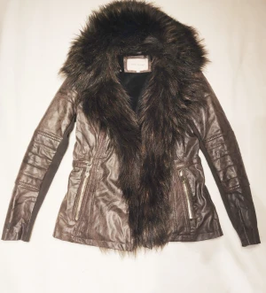 River Island Vinterjacka - häftig river island vinterjacka som köpts i london, den är knappt använd och är i storlek XS. passar perfekt till nu. 😻  möts upp i göteblrg men kan även frakta / wiz