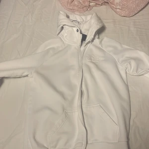 Peak performance vit  - Äkta vit peak performance köpt för 1600kr. Använd 1 gång 