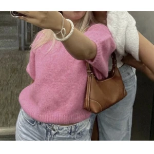 Rosa stickad topp - Rosa stickad topp från zara. Använd några få gånger. Lånade bilder. Finns en lös tråd på baksidan av en ärm som ja inte vågat klippa ifall de skulle bli ett hål ( sista bilden)