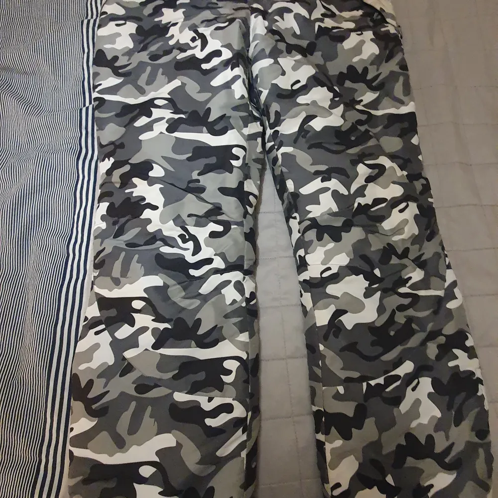 Overall strl42/100 kr    Kläning/shorts strl/40 50 kr  Byxor strl/42 50 kr. Övrigt.