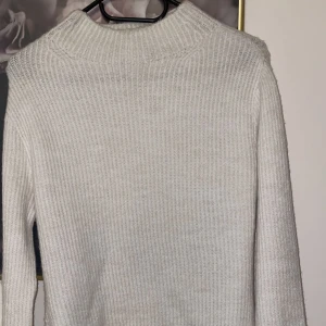 stickad tröja - stickad tröja, med slits vid sidorna, ej använd.