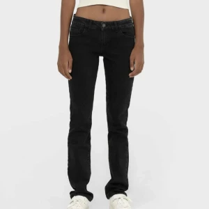 Low waist jeans  - Köpta på Zalando, tycker dem sitter åt för mkt på höfterna på mig. Strl 36 men skulle nog säga 34/36. Sparsamt använda