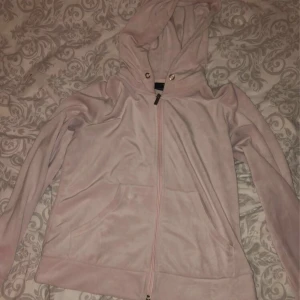 Rosa hoddie  - Säljer min rosa hoddie från Gina trico 