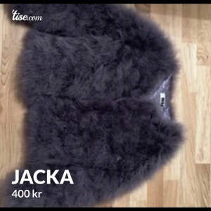 Pälsjacka - Säljer denna pälsjacka, då den är använd 1 kväll. Nypris 900 kr då jag säljer den för 400 kr. 