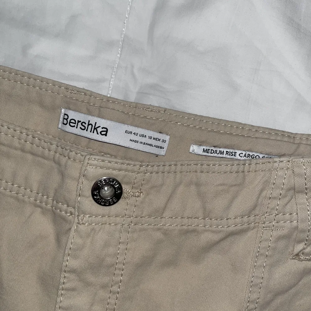 Oanvända beigea cargobyxor från Bershka, säljes pga fel storlek. Jeans & Byxor.