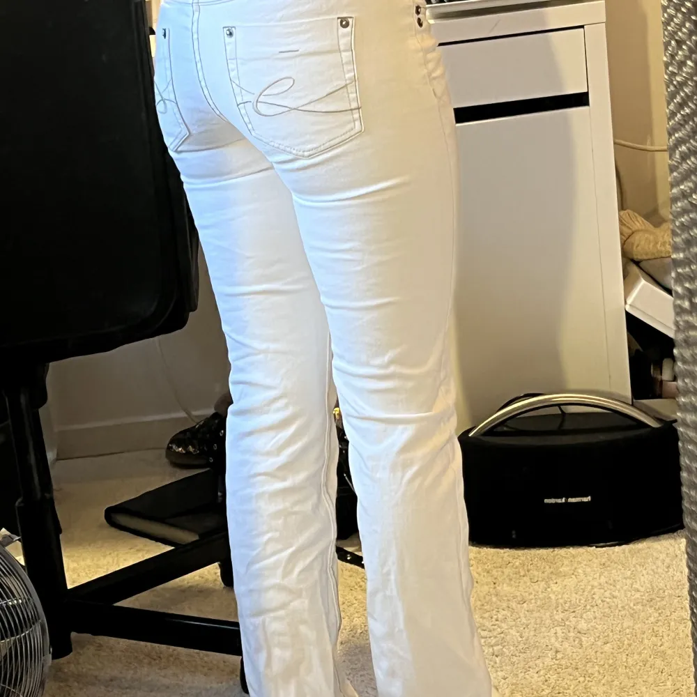 Straightleg Lågmidjade vita jeans med broderier på bakfick. Jeans & Byxor.