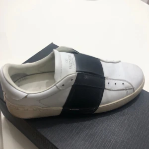 Valentino Skor - Tja! Säljer nu mina sköna valentinos slip on som haft i ett par månader men dem har mest bara legat o dammat. Cond är 7-8/10. Lite crease på båda men inge värsting. Du får med box med certifikat osv. OBS SKA EJ VARA SKOSNÖREN PÅ DENNA MODELL