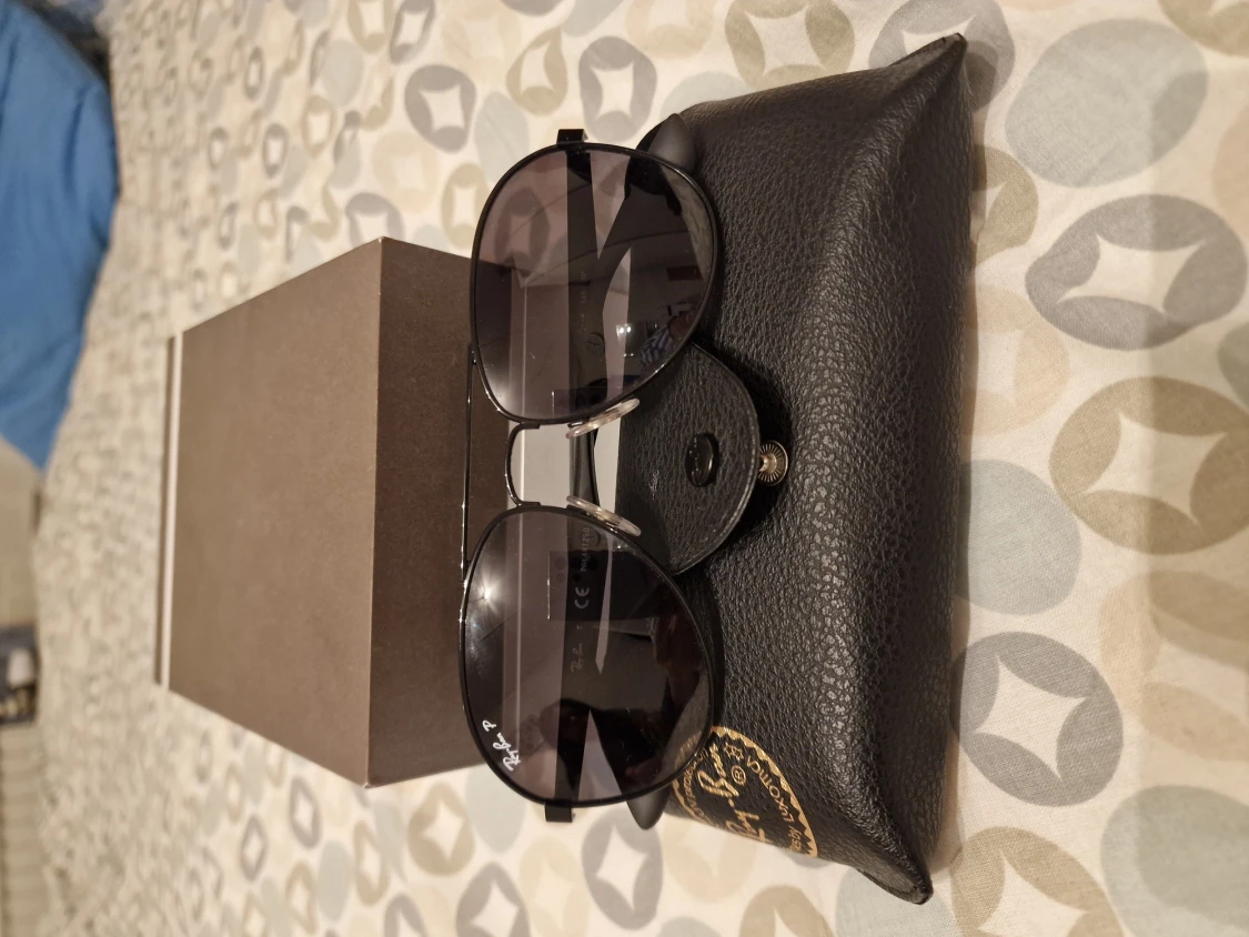 Ett par Ray Ban klassik solglasögon 