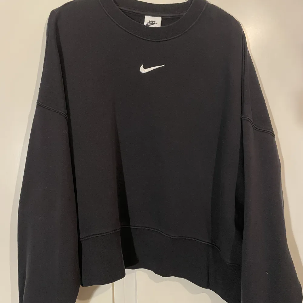 Svart sweatshirt från Nike, använd ca 10 ggr. I toppskick, storlek s! . Hoodies.