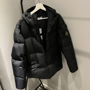 Stone island jacka  - Jackan är helt ny med tags och kvitto aldrig används då jag köpte en liknande jacka samtidigt som denna!  Storlek:M Pris:8699kr fri frakt!