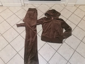 Juicy couture dress - Storlek S  Jag köpte fel färg så dottern vill sälja dessa... De är i fint använt skick. Djur finns i hemmet. Kan skicka fler bilder om ni vill.. Skickas sårbart. Frakt 66:-