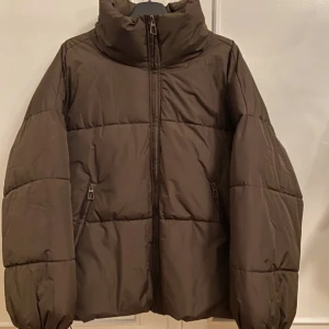 Brun pufferjacket - Jättefin och varm pufferjacket från nakd. Endast använd ett fåtal gånger och är som ny. 