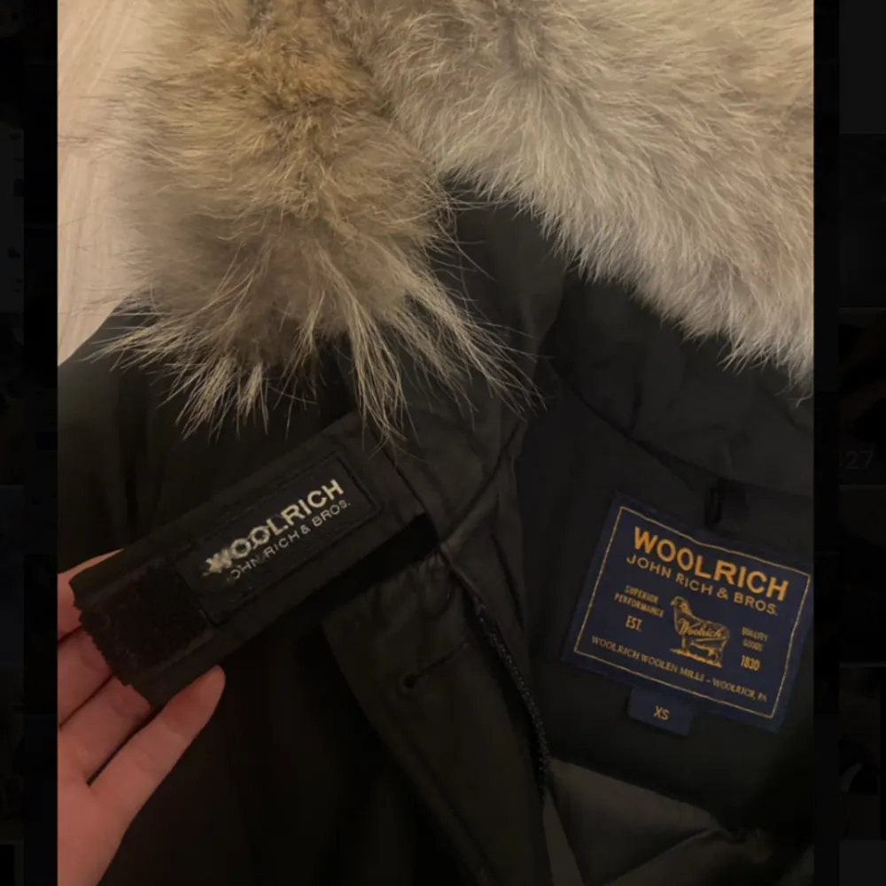 Säljer min vinterjacka från Woolrich i storlek XS. Jackan är i väldigt gott skick förutom en liten ”skada” där texten har suddats ut lite (se bild 3) Nypris 8300:- Priset kan diskuteras vid snabb affär!! . Jackor.