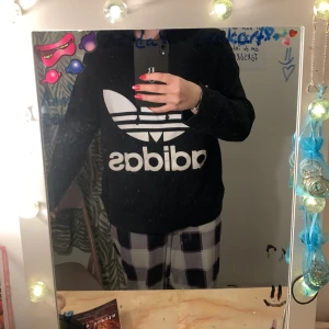 Adidas hoodie  - Jag fick den av en kompis och jag har bara testat den en gång o känner att jag inte kommer att använda den så den är typ ny. Både tjejer o killar kan ha denna tröja  Köparen står för frakten 