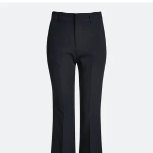 Kostymbyxor bikbok - Jag säljer ett par nya kostymbyxor ifrån bikbok. Tog tyvärr bort lapparna så kunde inte returnera för byxorna var för små. Skulle även kunna tänka mig att byta till ett likadant par i storlek 36, för fler bilder kontakta mig privat❤️