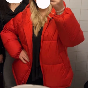 Röd vinterjacka - Snygg och skön vinterjacka från H&M. Använd fåtal gånger. Använd köp nu. köparen står för frakten 
