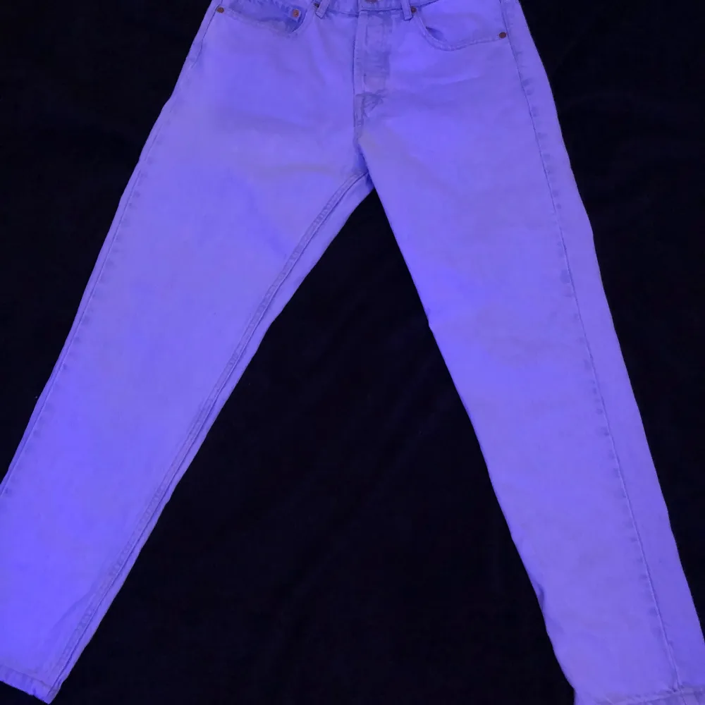 Vita byxor köpt på zara. Har används några gånger. Jeans & Byxor.
