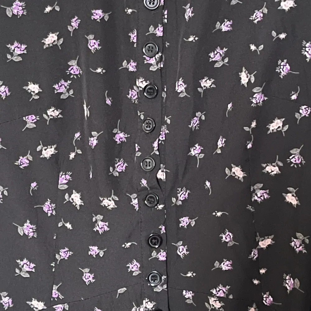 Klänning från Missguided med floral pattern och knappar. Snygg skjortkrage. Använd en gång. . Klänningar.