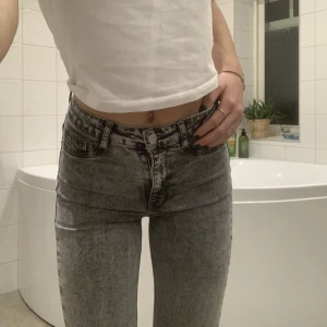 Grå jeans  - Säljer dessa skinnyjeans från ginatricot, i strl s. Väldigt fin färg. 