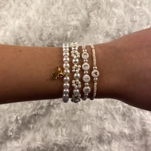 Pärlarmband💕 - Alla på bilden kostar från 27-30kr styck. 112kr för alla på bilden. Vid köp av 4 frifrakt, annars ligger frakt på 15kr💕 Finns även i silver, designa armband helt fritt tveka inte att höra av dig vid frågor, kika in min profil har massa olika designer🥰