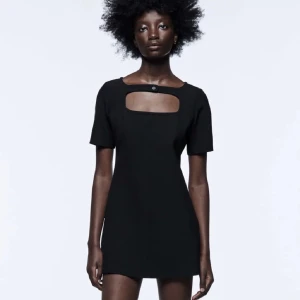 Zara klänning - Säljer min as snygga klänning från Zara, den är endast använd 1 gång så i super bra skick! 🍸💘 bara att skriva för frågor🙌🏽