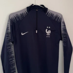 Frankrike landslag träningsdress - I fint skick syns dock på vissa ställen att den är använd , köptes i Frankrike och är storlek Xs 