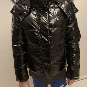 CALVIN KLEIN JACKA BLANK - säljer denhär supersnygga jackan då den satt tajt på mig. den är i storlek m men sitter som en s. ordinarie pris är 2400 men säljer den för 1600 då vi fick den på rabatt, helt ny och bara prövad. inga defekter alls💕