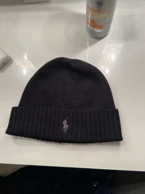 Ralph Lauren mössa - Säker denna oanvända Ralph Lauren mössan då den inte kommer till användning. Passar både män och kvinnor 🖤