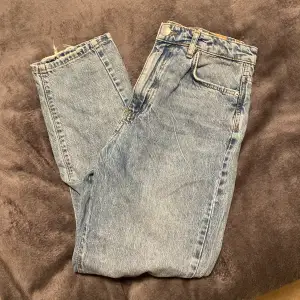 Mom jeans från ginatricot. Nyskick, endast använda ett fåtal gånger.
