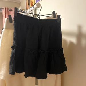 Svart kjol - Svart kjol, aldrig använd! 