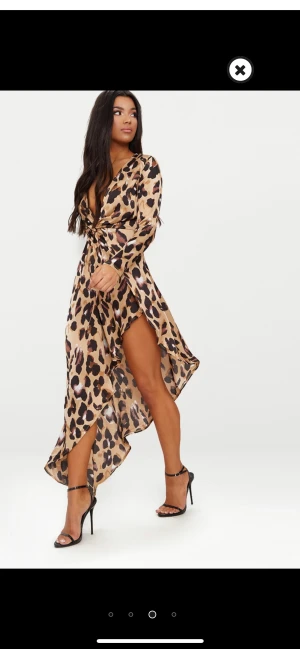 Leopardmönstrad klänning  - Lång leopardmönstrad klänning med slits och knytning i midjan